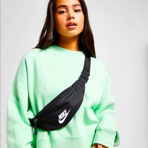Nike Sportswear Heritage Hip Pack